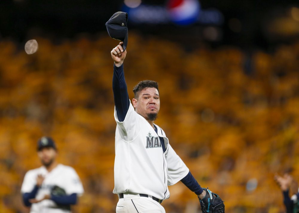 Matt Olson's batting glove somehow flew off his hand mid-swing